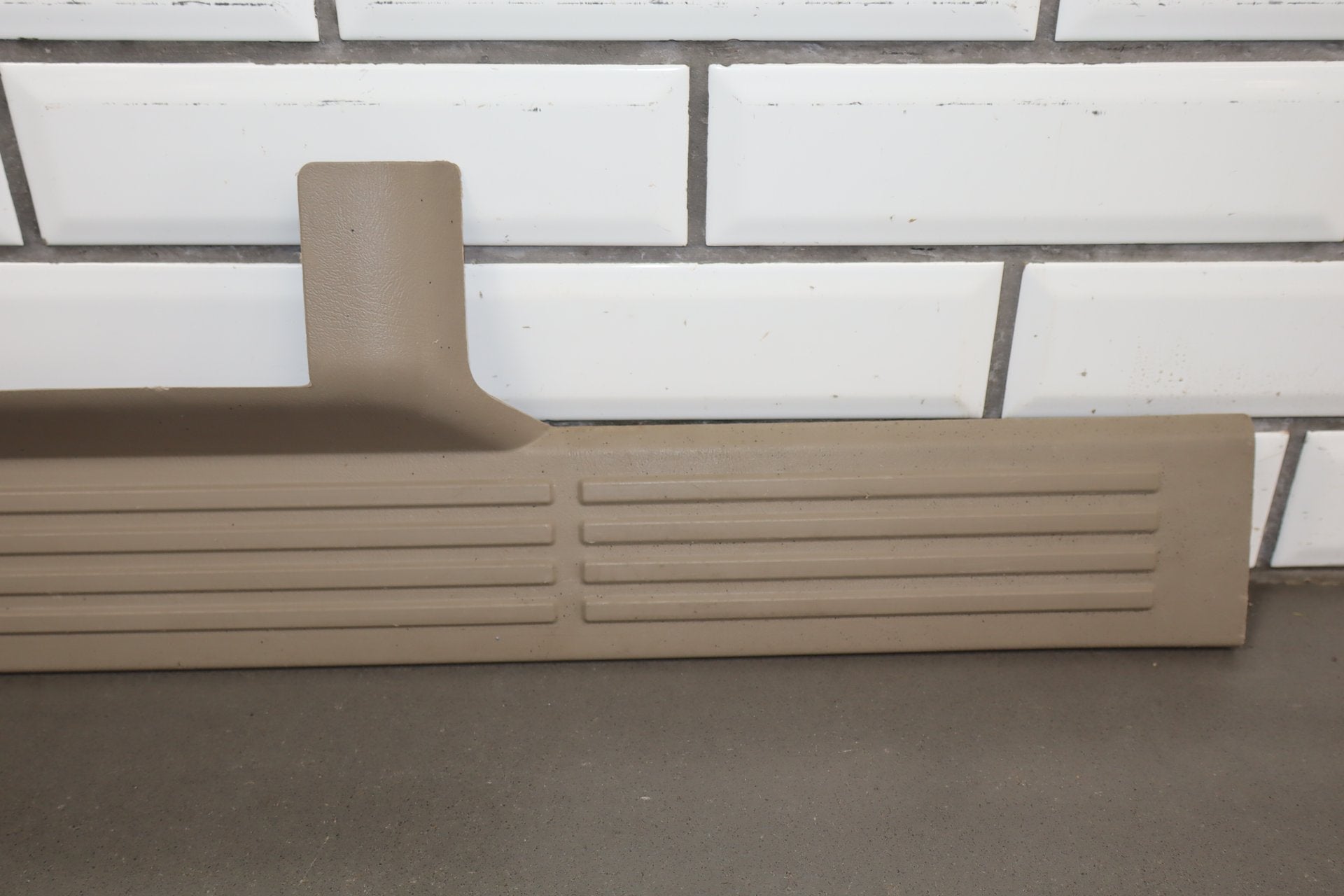 2004 GMC Sierra 2500 Pickup Set x4- Sill Plates Light Neutral (52)