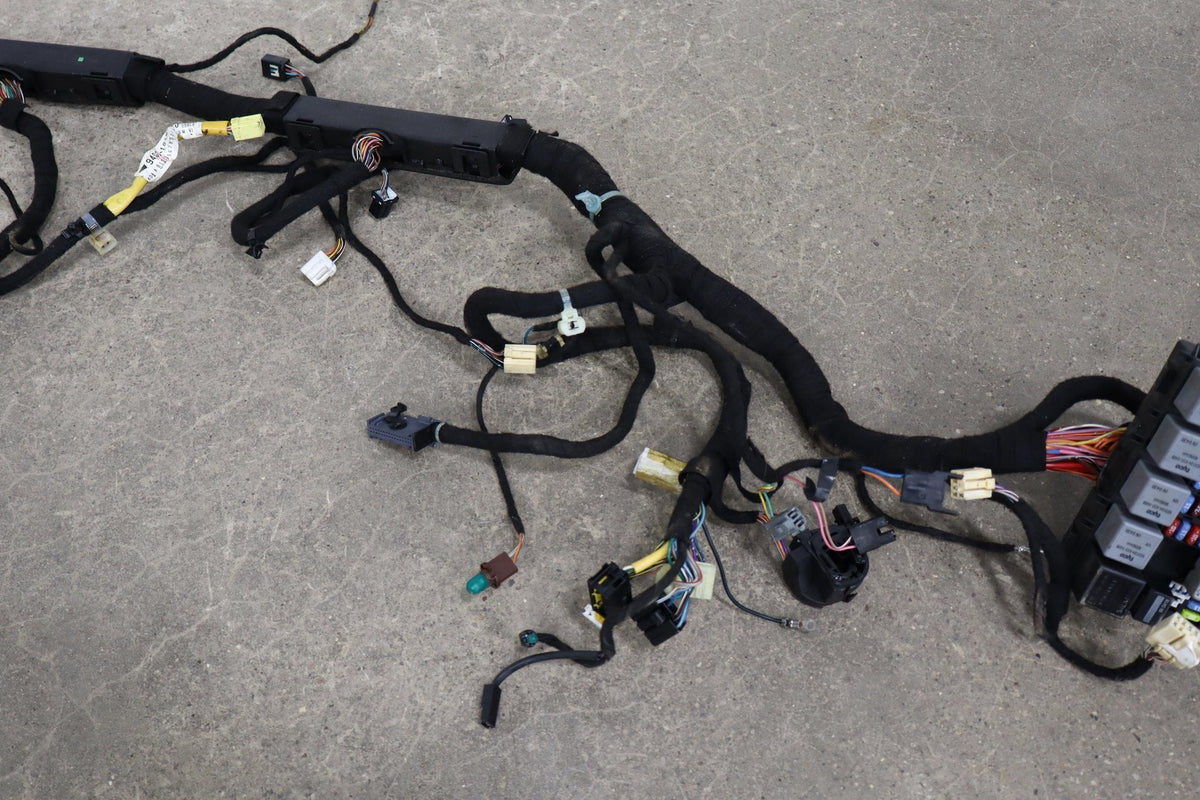 2004 Pontiac GTO 5.7L Automatic Transmission Engine Fuse Box W/ Harness