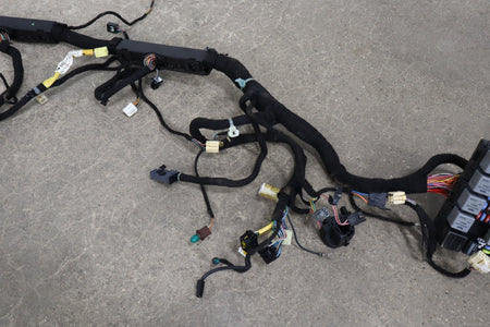 2004 Pontiac GTO 5.7L Automatic Transmission Engine Fuse Box W/ Harness