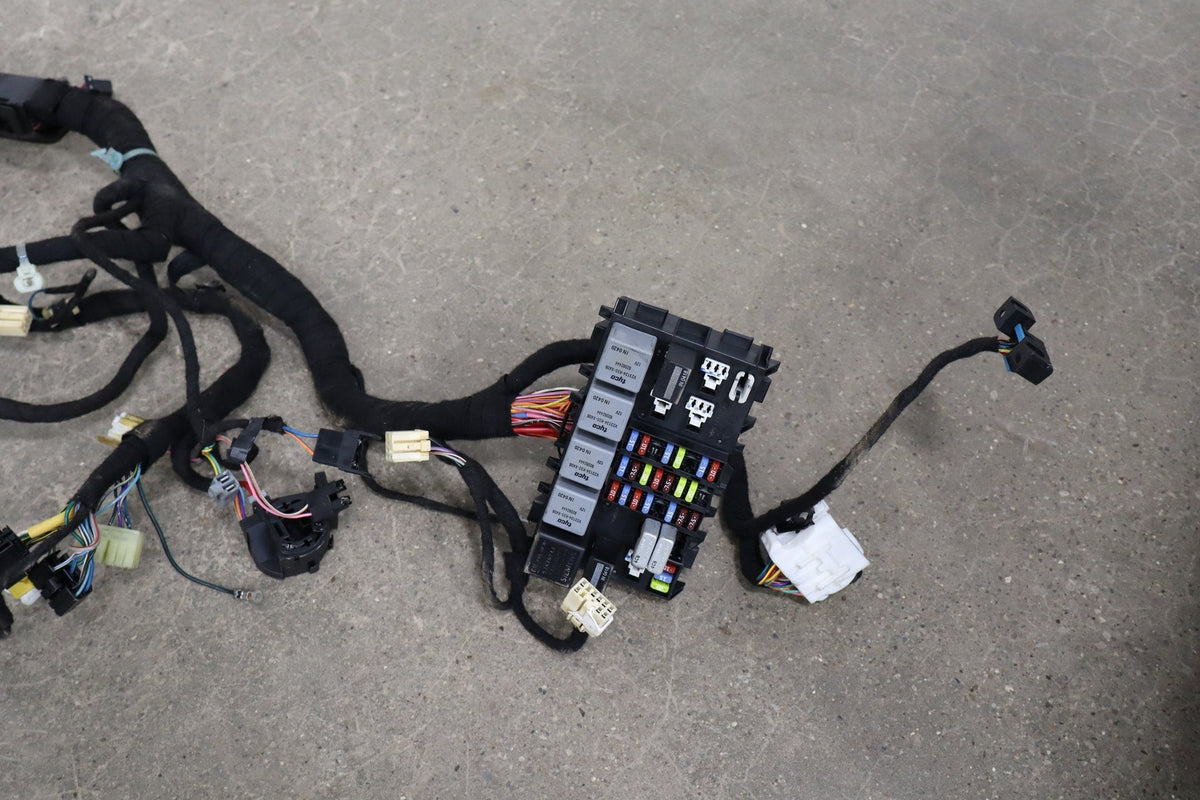 2004 Pontiac GTO 5.7L Automatic Transmission Engine Fuse Box W/ Harness