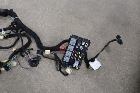 2004 Pontiac GTO 5.7L Automatic Transmission Engine Fuse Box W/ Harness