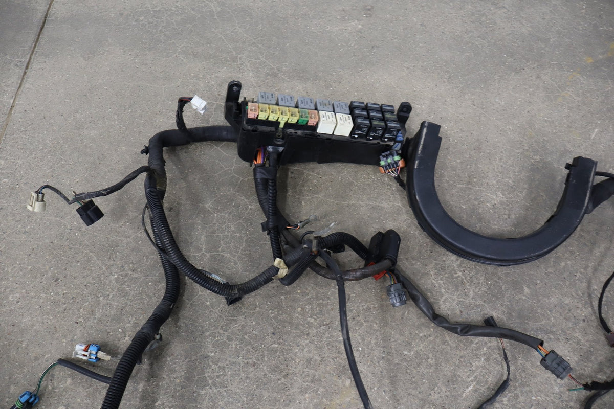 2004 Pontiac GTO 5.7L Automatic Transmission Engine Fuse Box W/ Harness