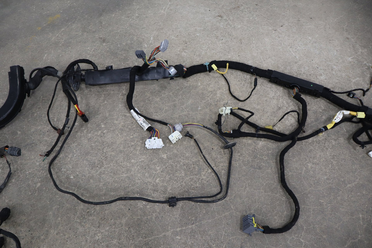 2004 Pontiac GTO 5.7L Automatic Transmission Engine Fuse Box W/ Harness
