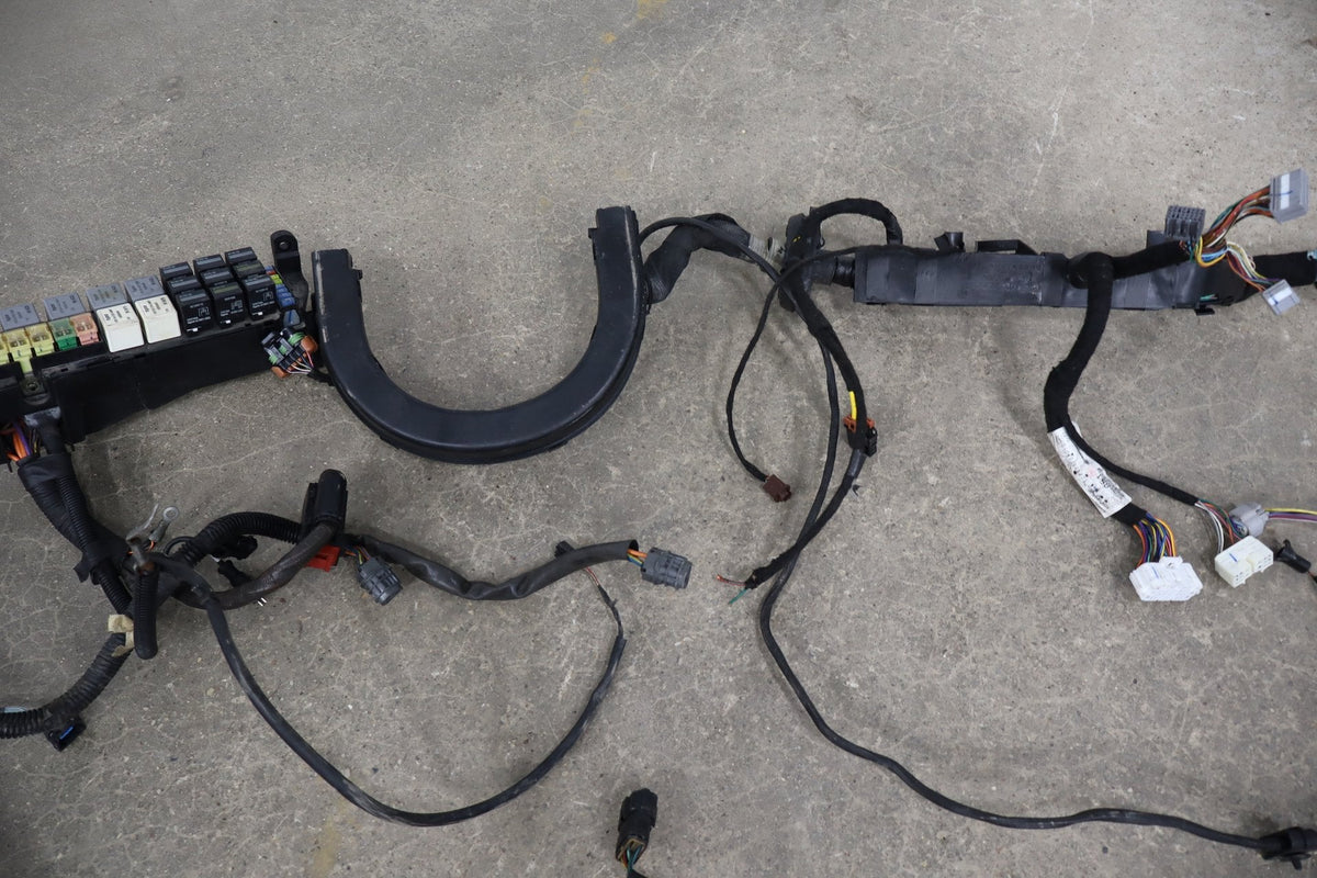 2004 Pontiac GTO 5.7L Automatic Transmission Engine Fuse Box W/ Harness