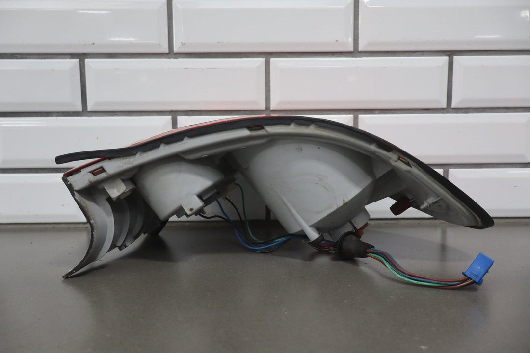 2004 Pontiac GTO Right Tail Light 92146793 OEM *1 Knick to Lens*