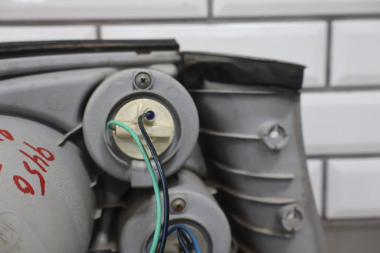 2004 Pontiac GTO Right Tail Light 92146793 OEM *1 Knick to Lens*