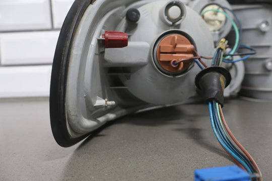 2004 Pontiac GTO Right Tail Light 92146793 OEM *1 Knick to Lens*