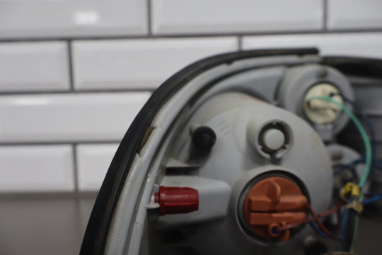 2004 Pontiac GTO Right Tail Light 92146793 OEM *1 Knick to Lens*