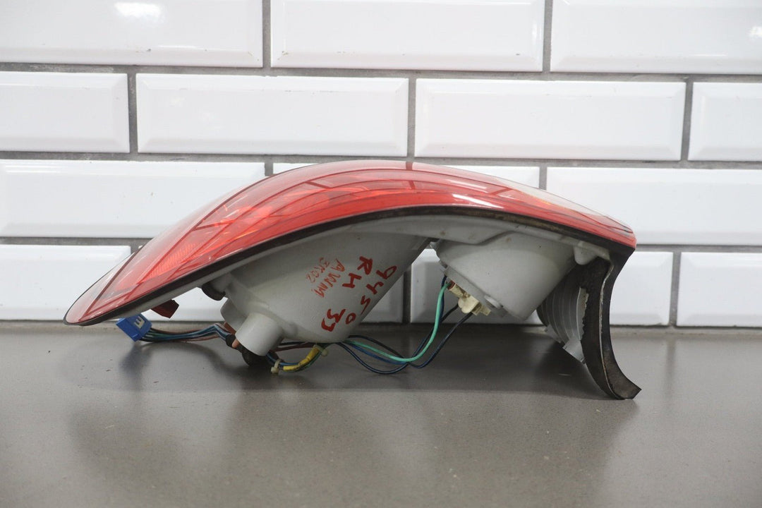 2004 Pontiac GTO Right Tail Light 92146793 OEM *1 Knick to Lens*
