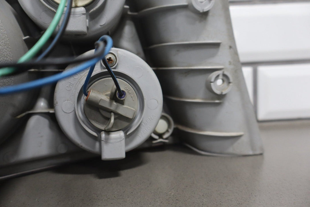 2004 Pontiac GTO Right Tail Light 92146793 OEM *1 Knick to Lens*