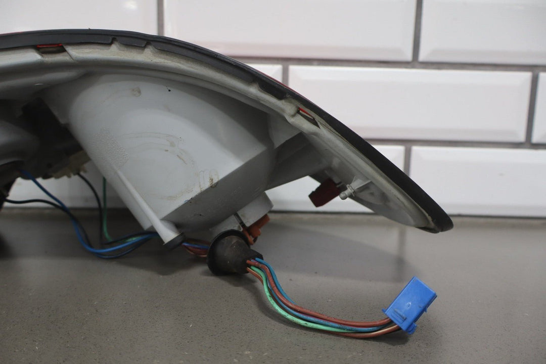 2004 Pontiac GTO Right Tail Light 92146793 OEM *1 Knick to Lens*