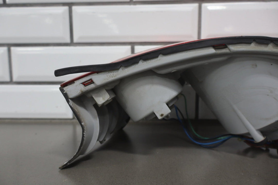 2004 Pontiac GTO Right Tail Light 92146793 OEM *1 Knick to Lens*