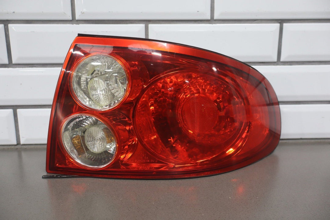 2004 Pontiac GTO Right Tail Light 92146793 OEM *1 Knick to Lens*