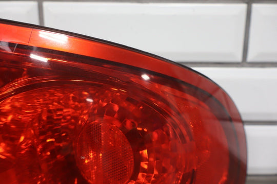 2004 Pontiac GTO Right Tail Light 92146793 OEM *1 Knick to Lens*