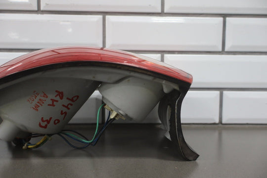 2004 Pontiac GTO Right Tail Light 92146793 OEM *1 Knick to Lens*