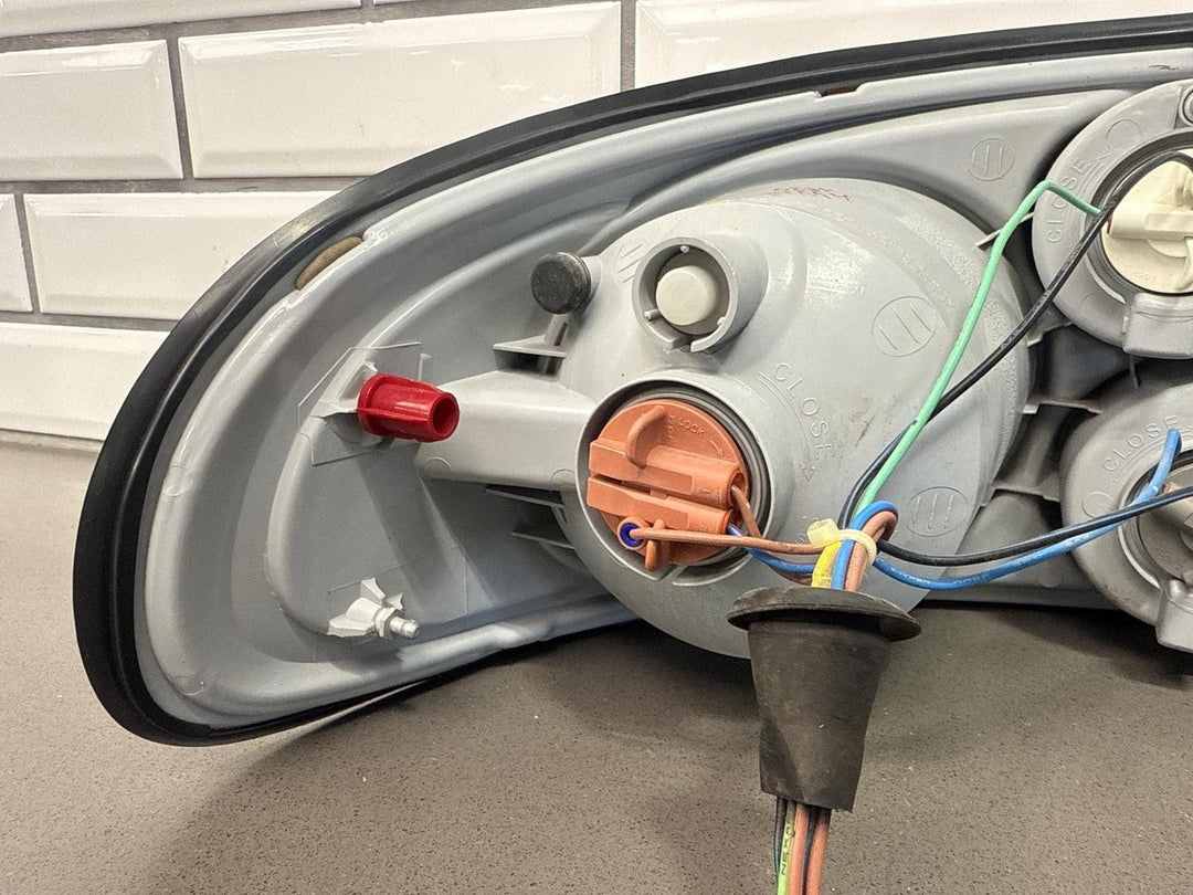 2004 Pontiac GTO Right Tail Light 92146793 OEM