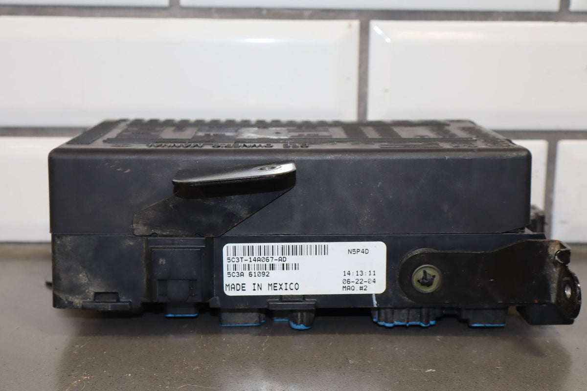 2005-2007 Ford F250 F350 Super Duty Cabin Fuse Box 5C3T-14A067-AD OEM
