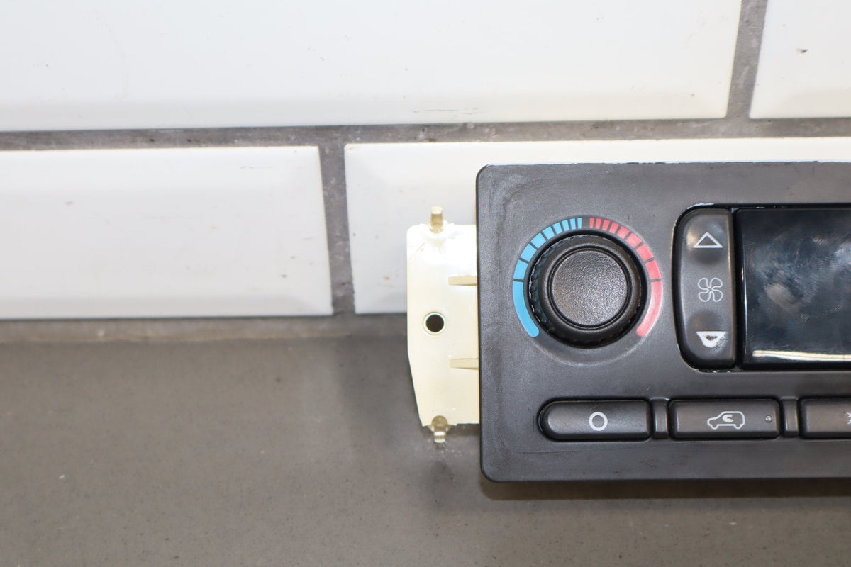 2005-2007 GMC Sierra 2500 Climate Control 15855848 OEM