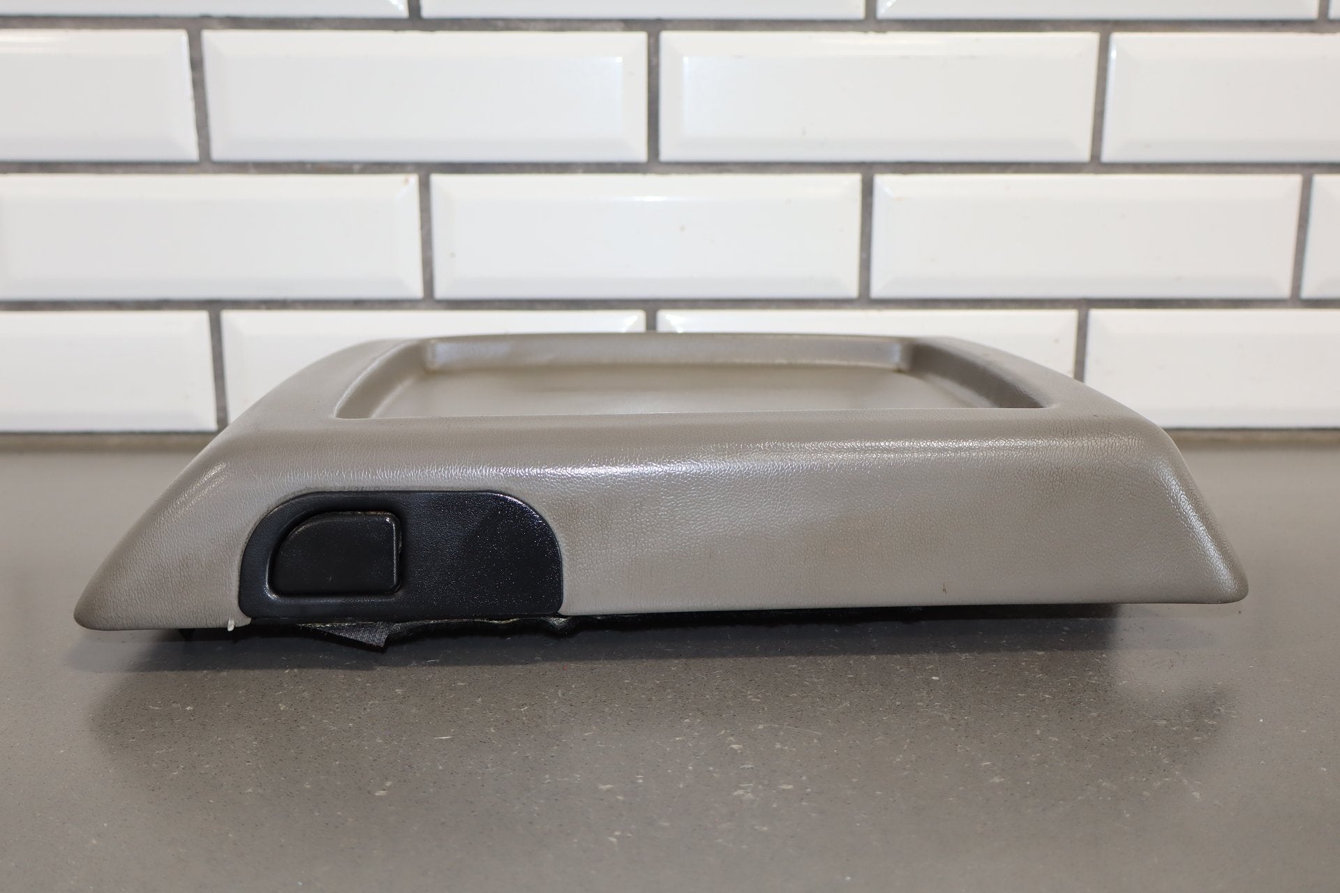 2005-2007 Hummer H2- Console Lid Wheat 89042128