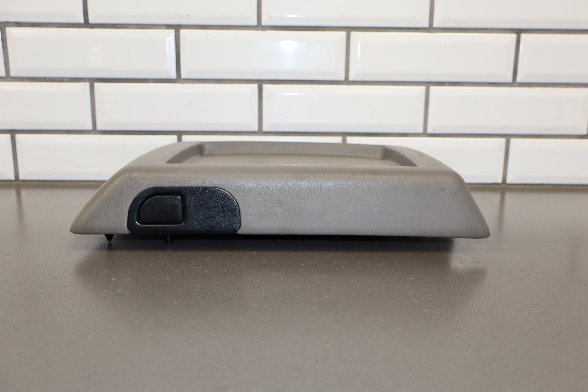2005-2007 Hummer H2- Console Lid Wheat 89042128