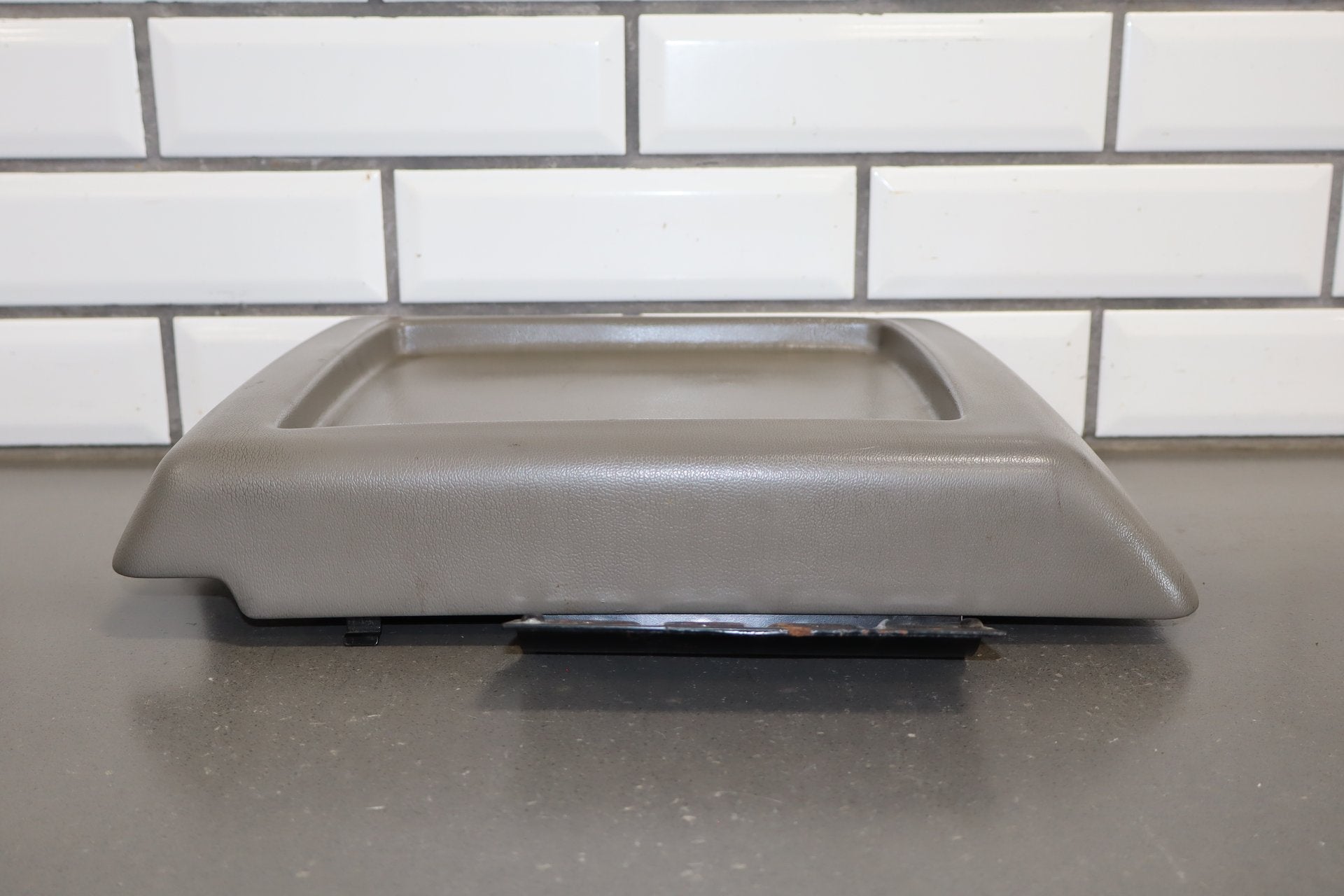2005-2007 Hummer H2- Console Lid Wheat 89042128