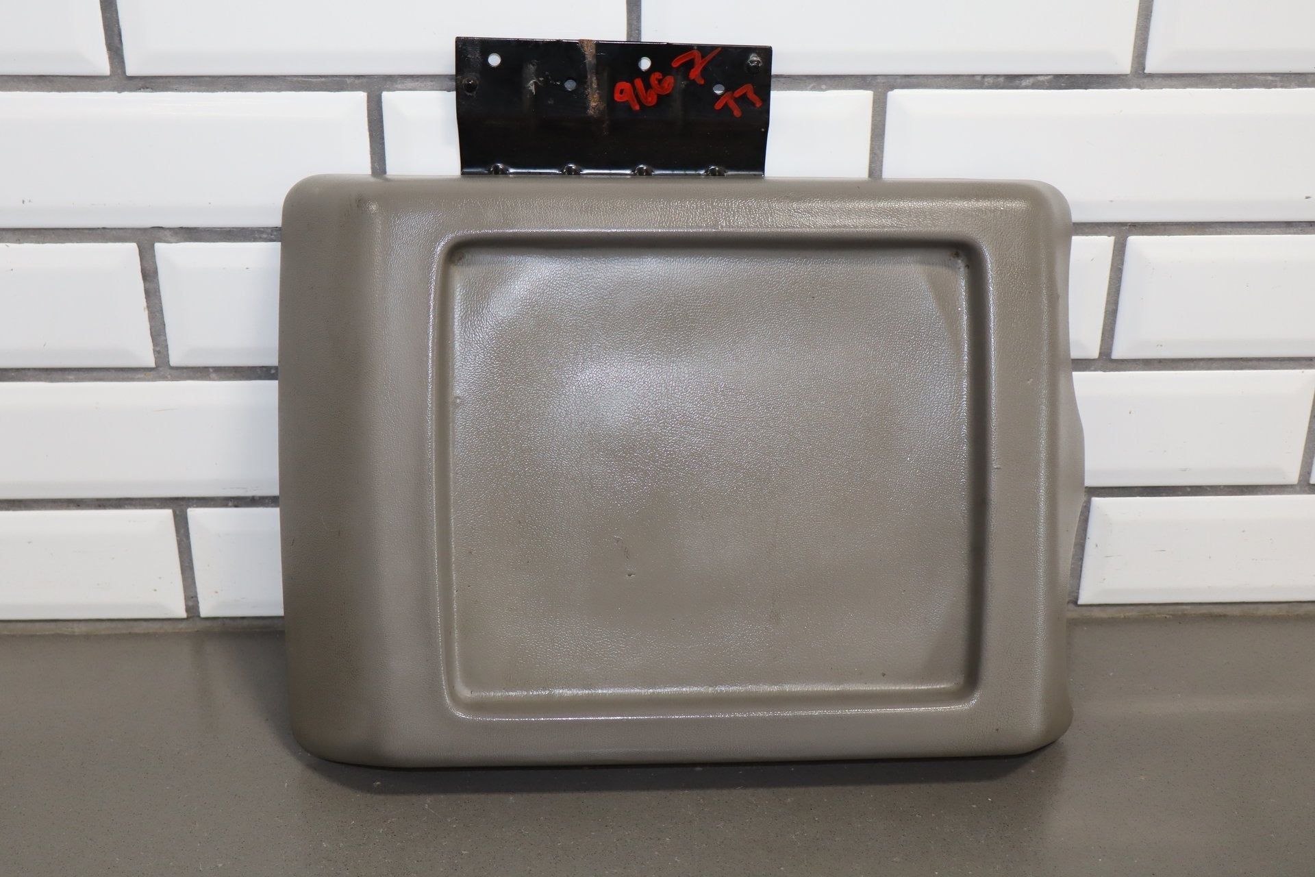 2005-2007 Hummer H2- Console Lid Wheat 89042128