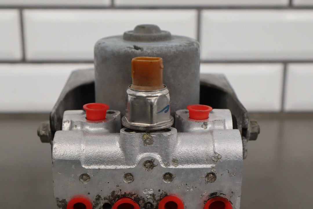 2005 - 2008 C6 Corvette ABS Anti Lock Brake Pump Module & Bracket