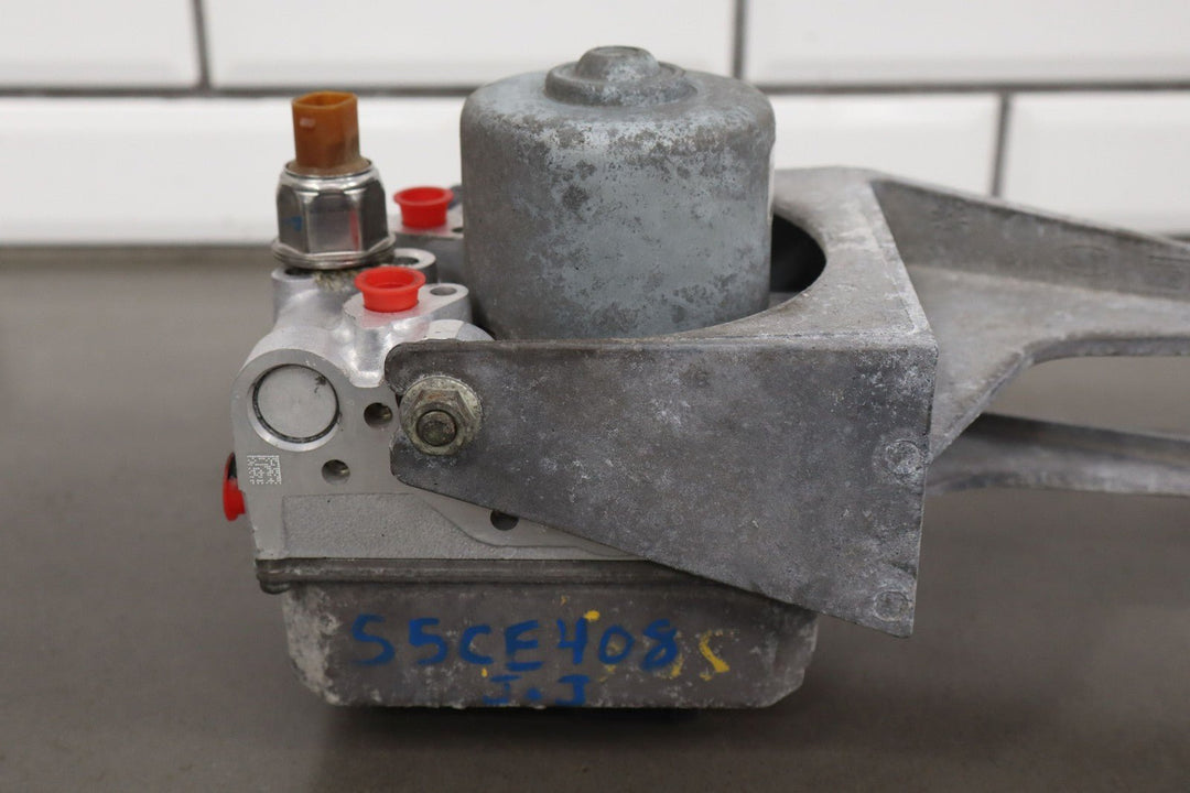 2005 - 2008 C6 Corvette ABS Anti Lock Brake Pump Module & Bracket