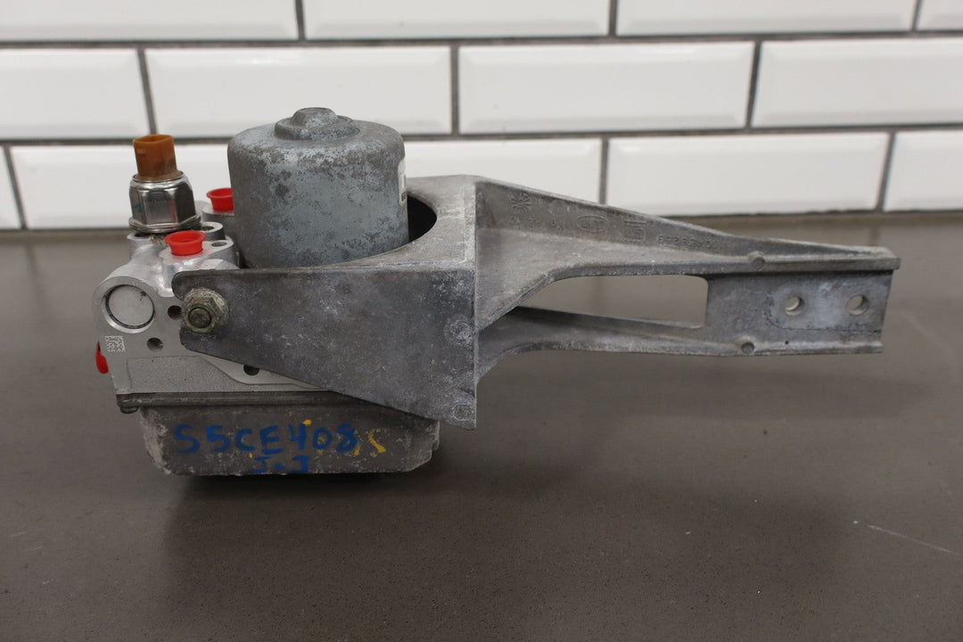 2005 - 2008 C6 Corvette ABS Anti Lock Brake Pump Module & Bracket