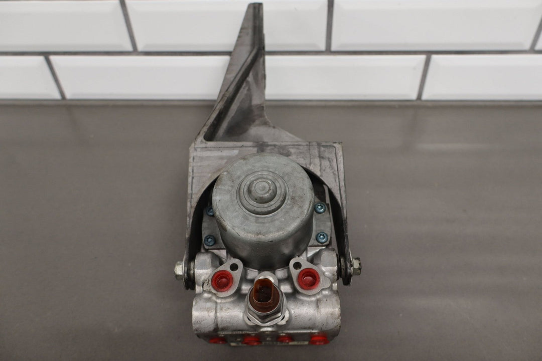 2005 - 2008 Chevrolet Corvette C6 - ABS Anti Lock Brake Pump / Module 89060341