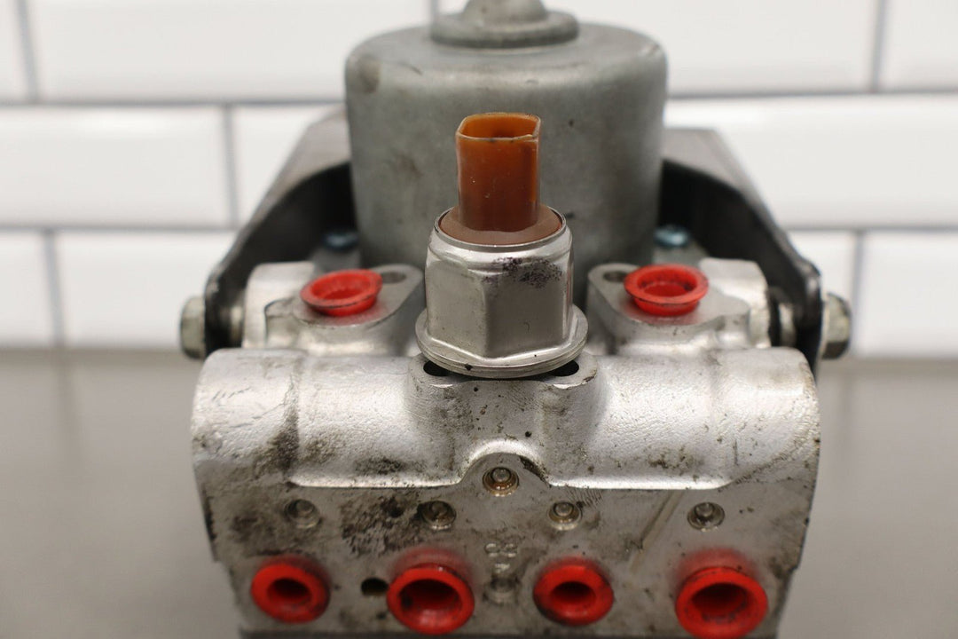 2005 - 2008 Chevrolet Corvette C6 - ABS Anti Lock Brake Pump / Module 89060341