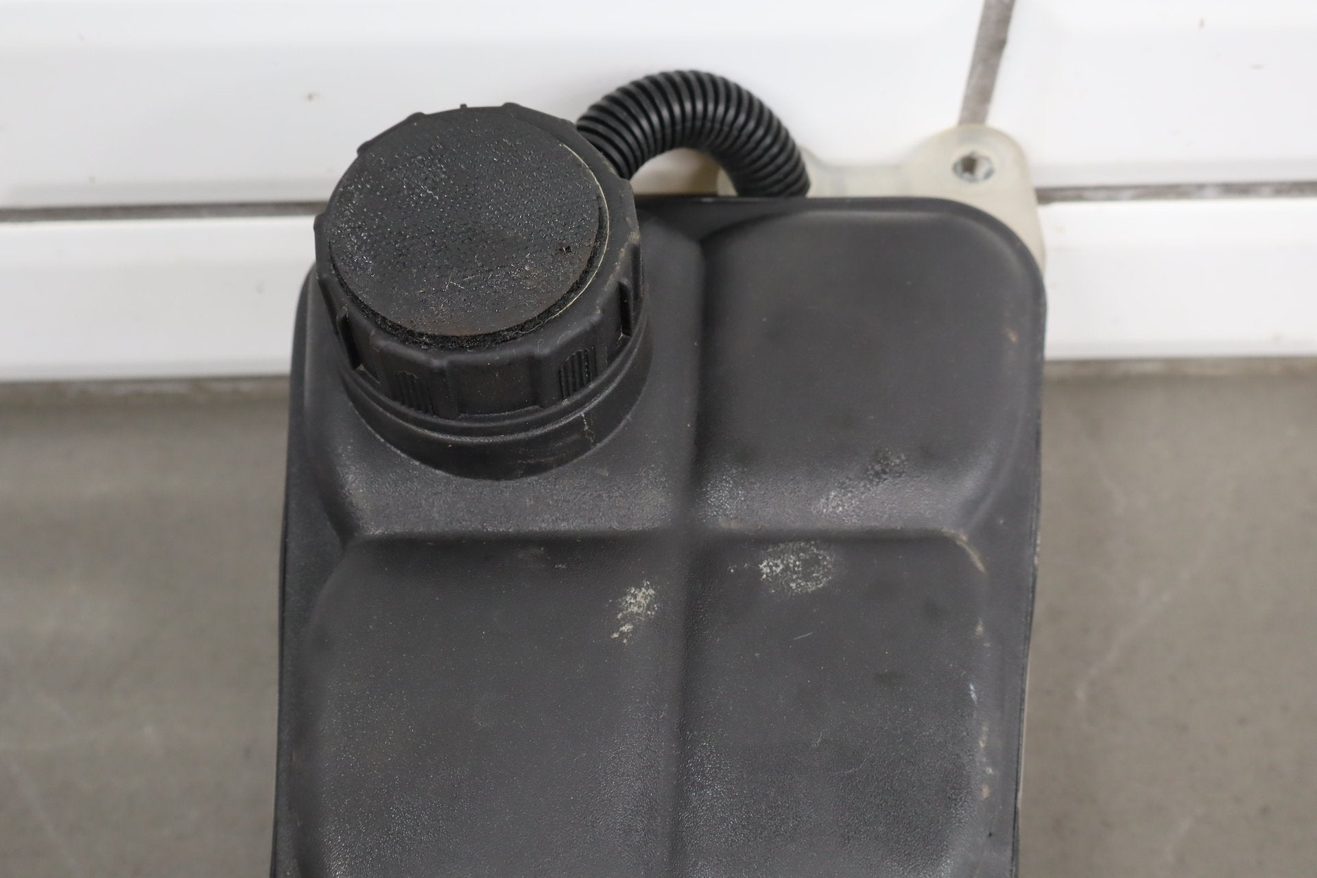 2005-2013 Chevrolet Corvette C6 - Radiator Coolant Overflow Bottle 10304487