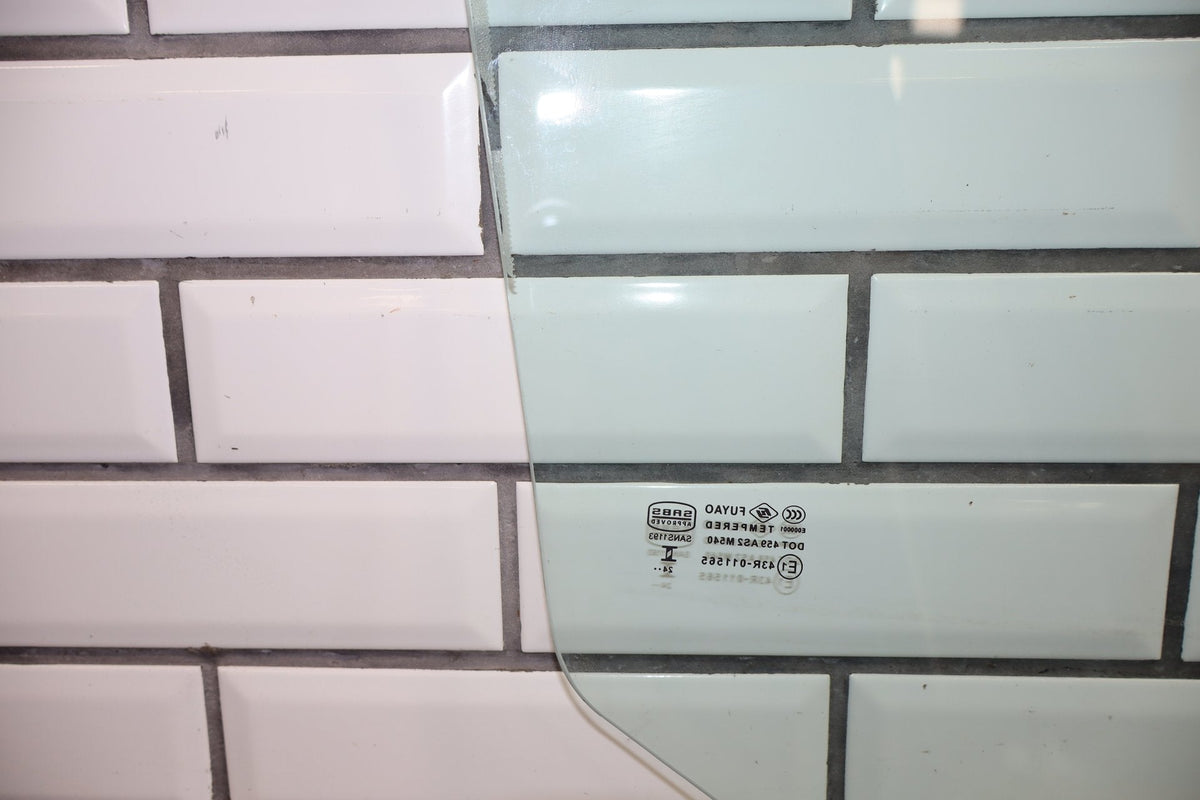 2005-2013 Chevrolet Corvette Left Front Door Window 15270576 OEM