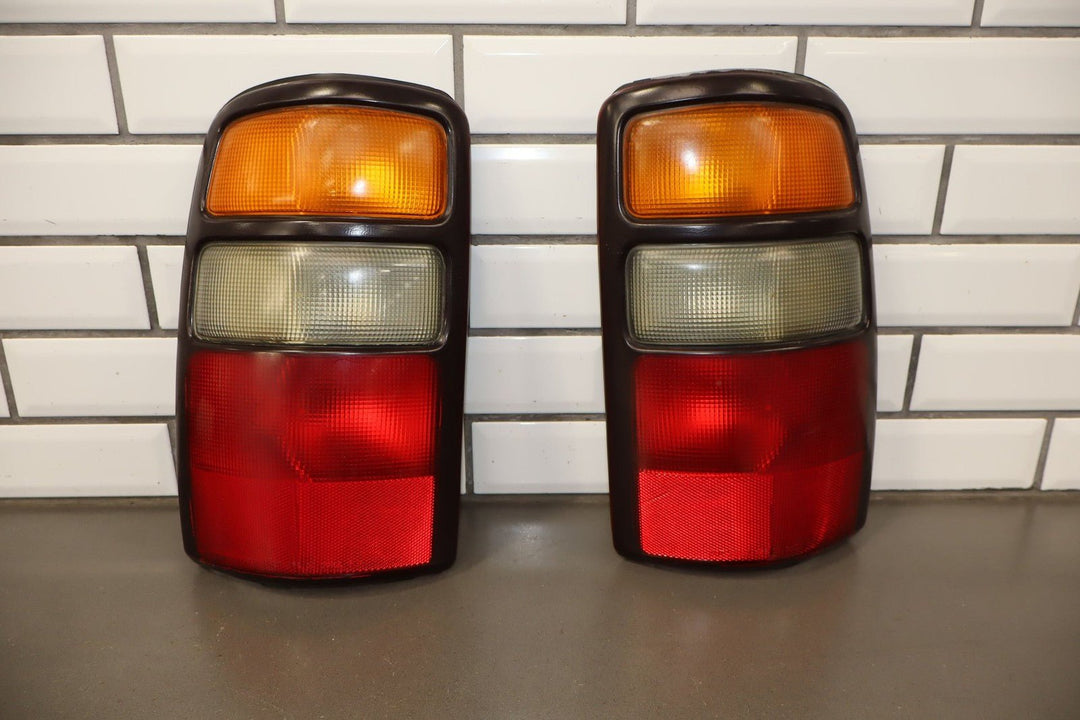 2005 GMC Yukon GMT800 Tail Light Set Left Right OEM
