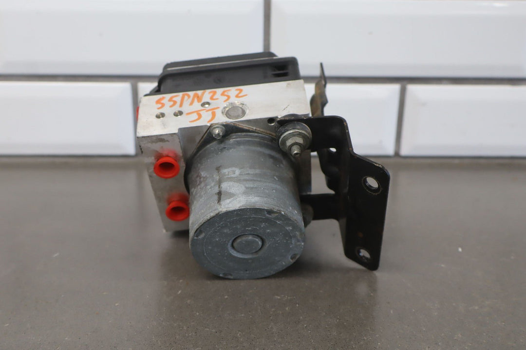 2005 Pontiac GTO Anti - Lock Brake Pump & Module ABS
