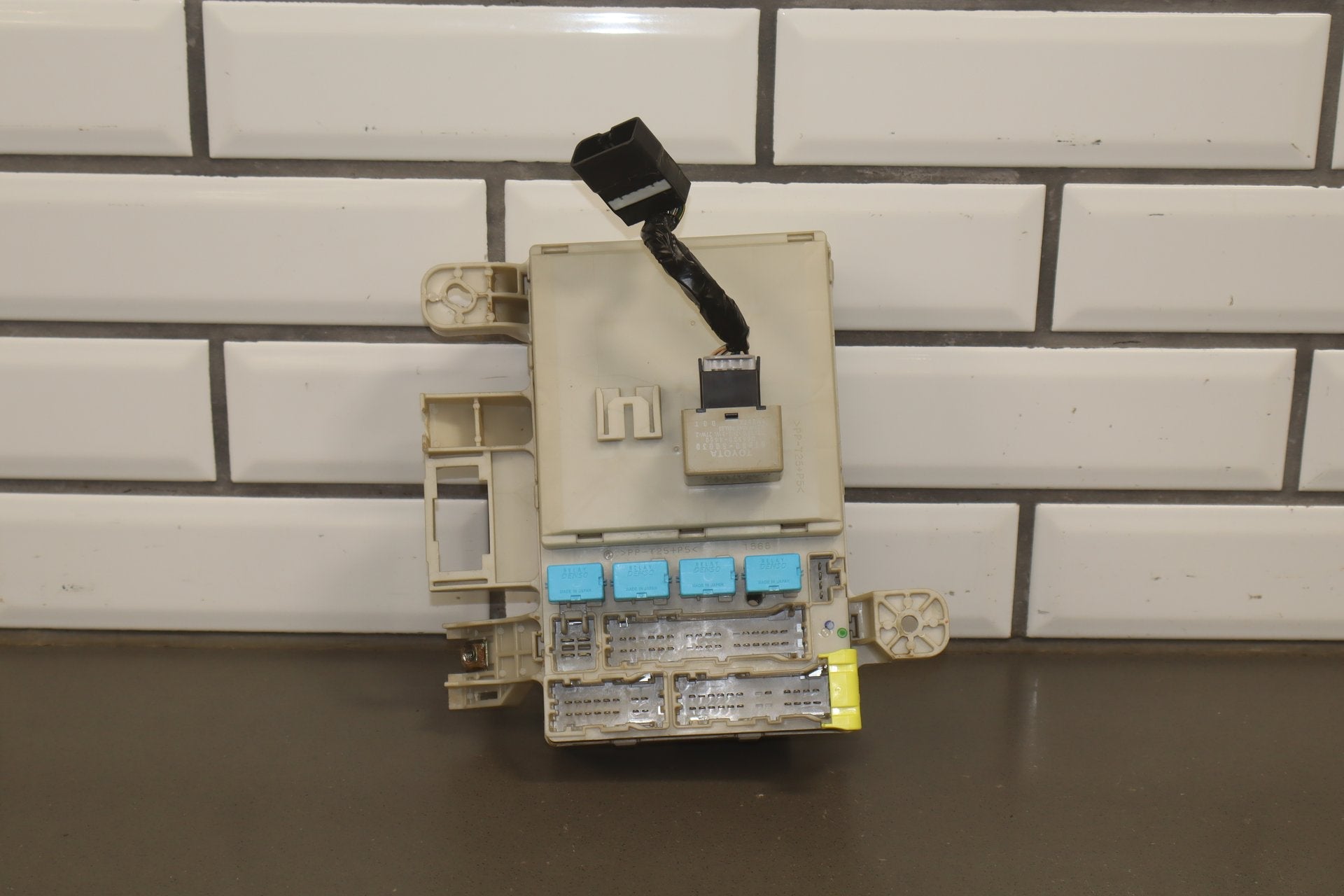2005 Toyota 4Runner SR5 N210 4.7L Gasoline Cabin Fuse Box