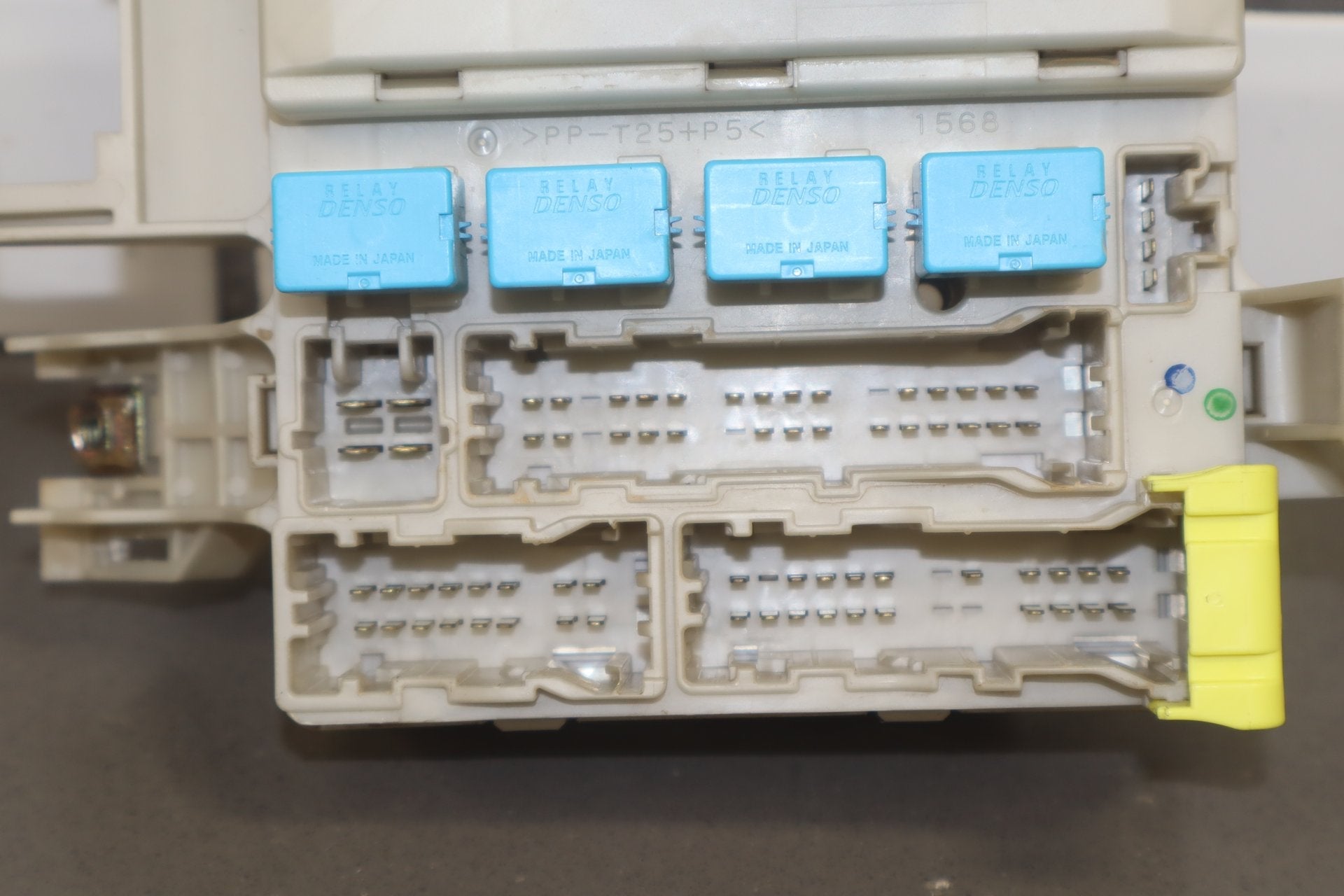 2005 Toyota 4Runner SR5 N210 4.7L Gasoline Cabin Fuse Box