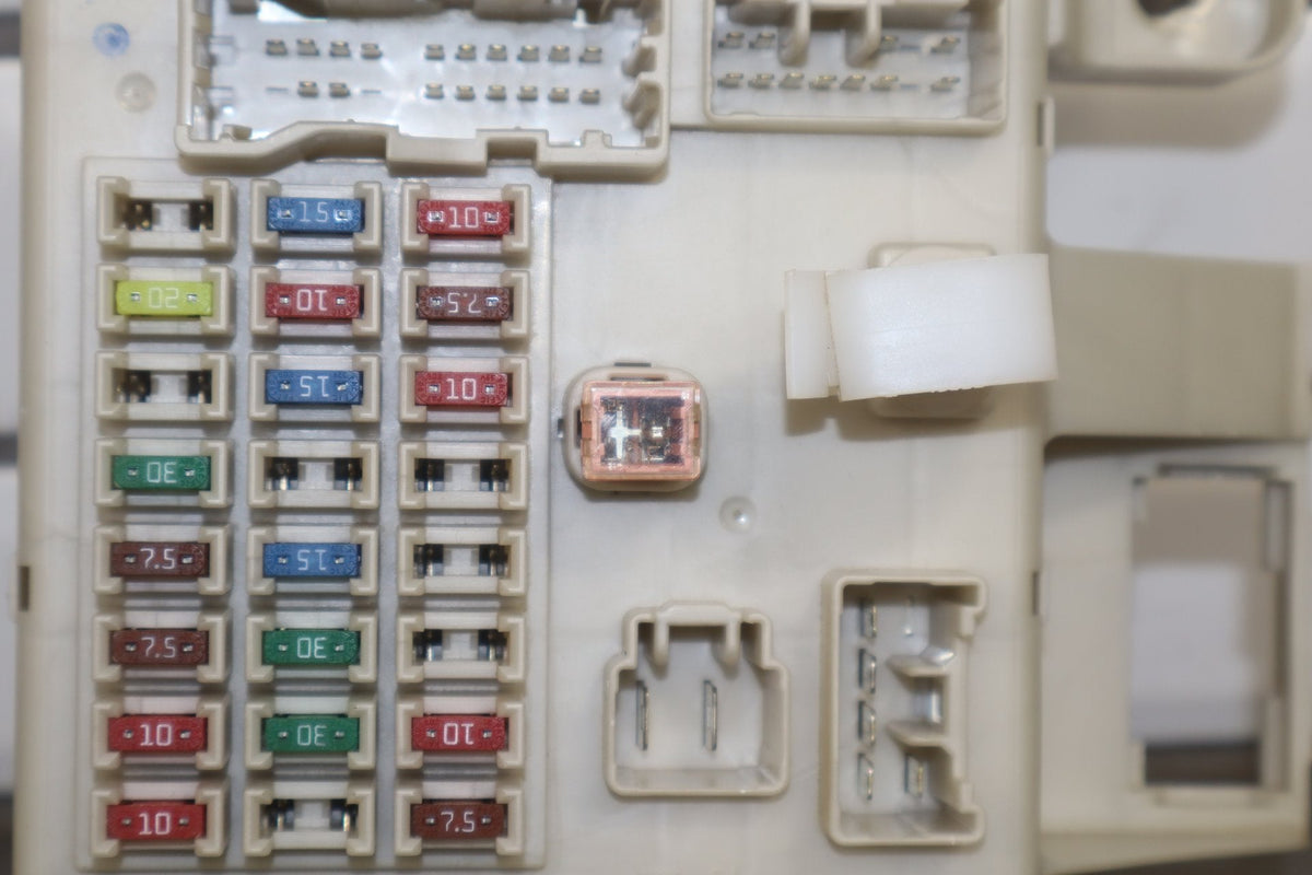 2005 Toyota 4Runner SR5 N210 4.7L Gasoline Cabin Fuse Box