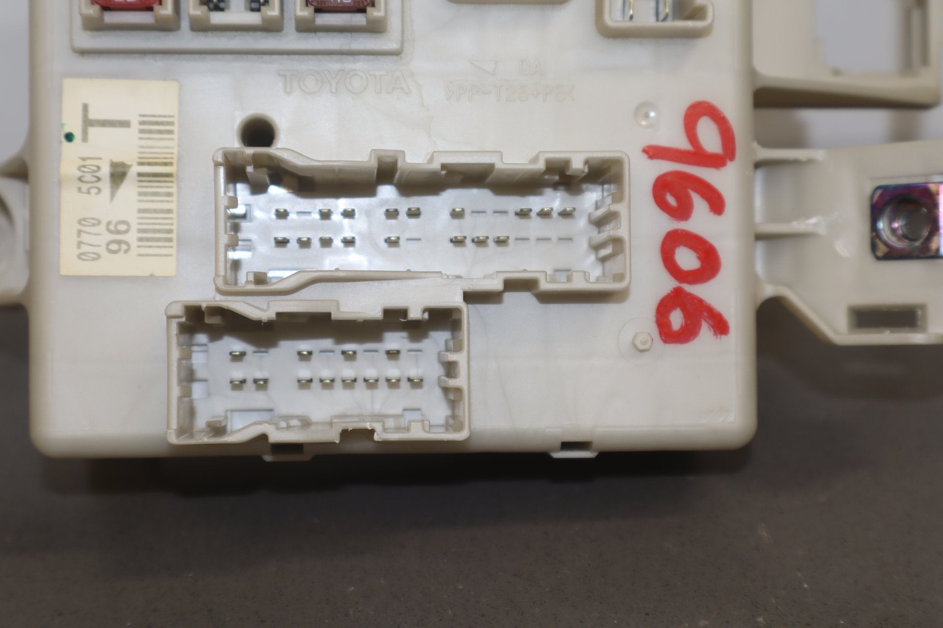 2005 Toyota 4Runner SR5 N210 4.7L Gasoline Cabin Fuse Box