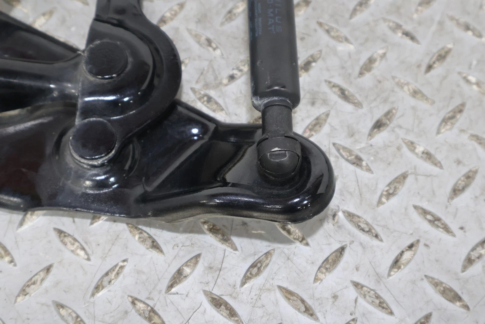 2006 BENTLY- Hood Hinge