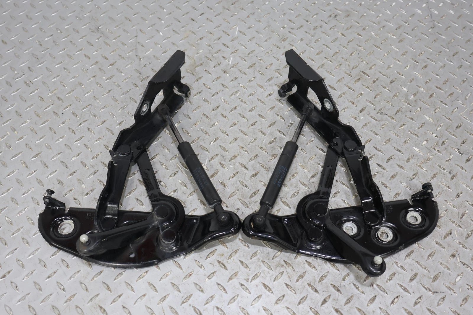 2006 BENTLY- Hood Hinge