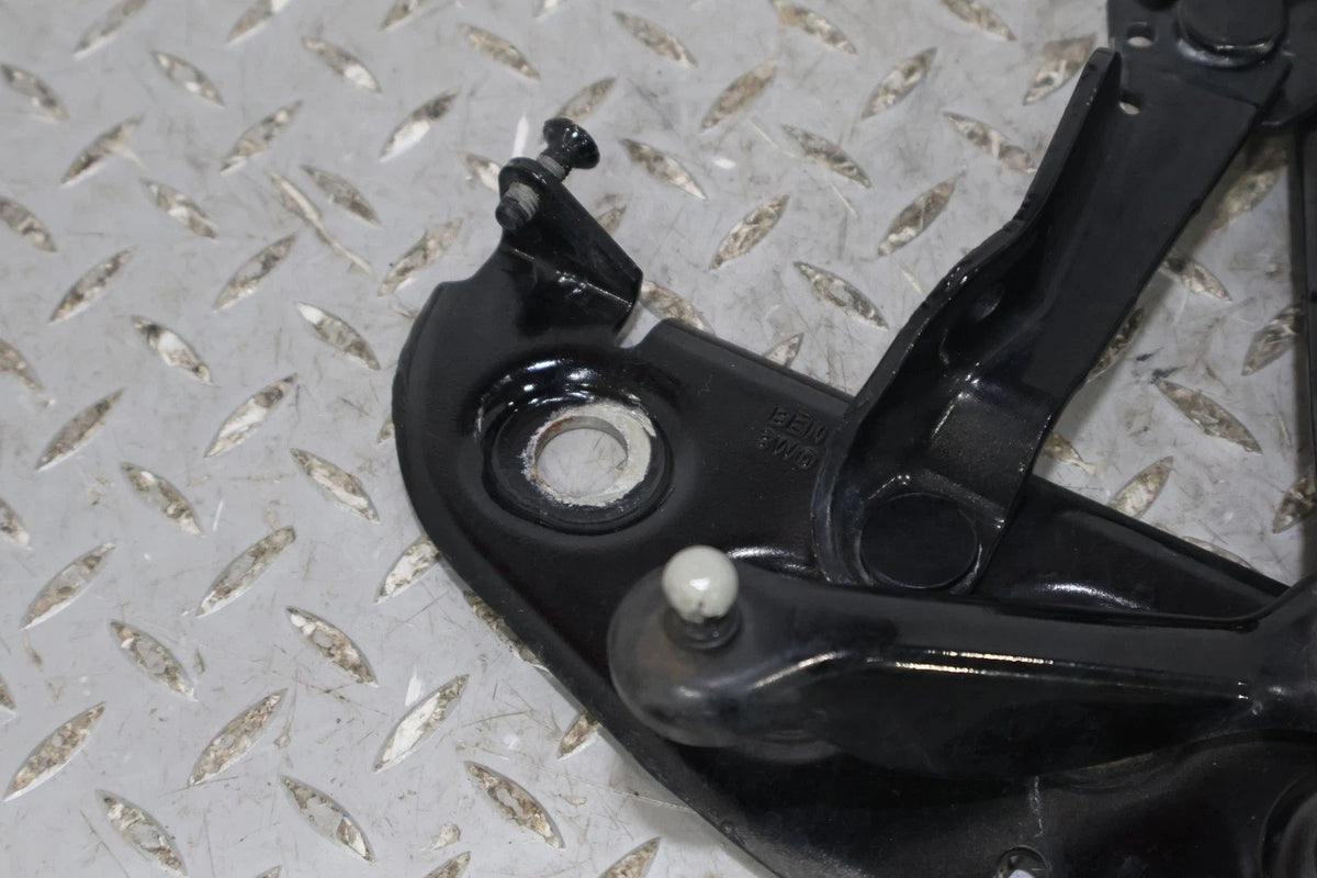 2006 BENTLY- Hood Hinge