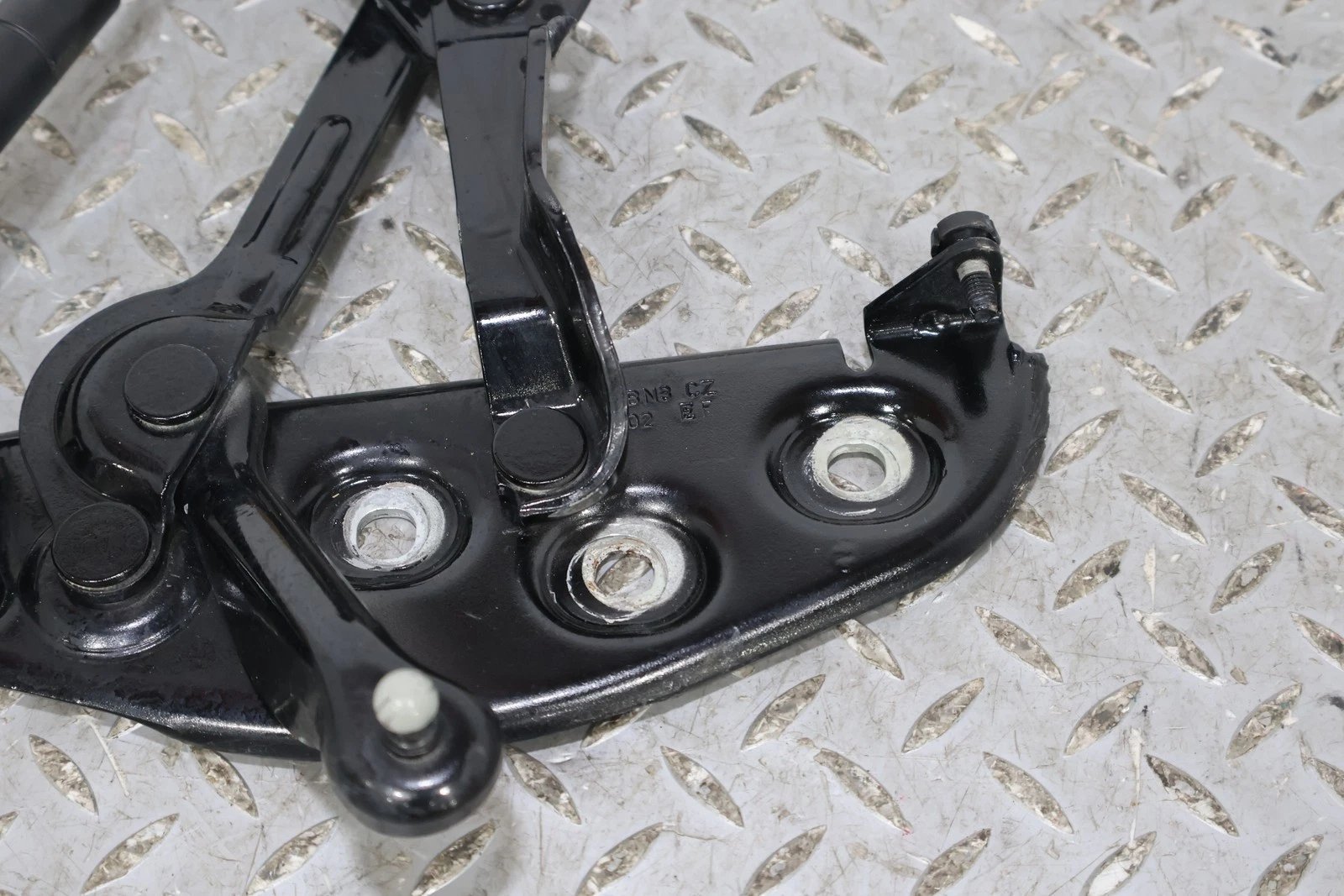 2006 BENTLY- Hood Hinge