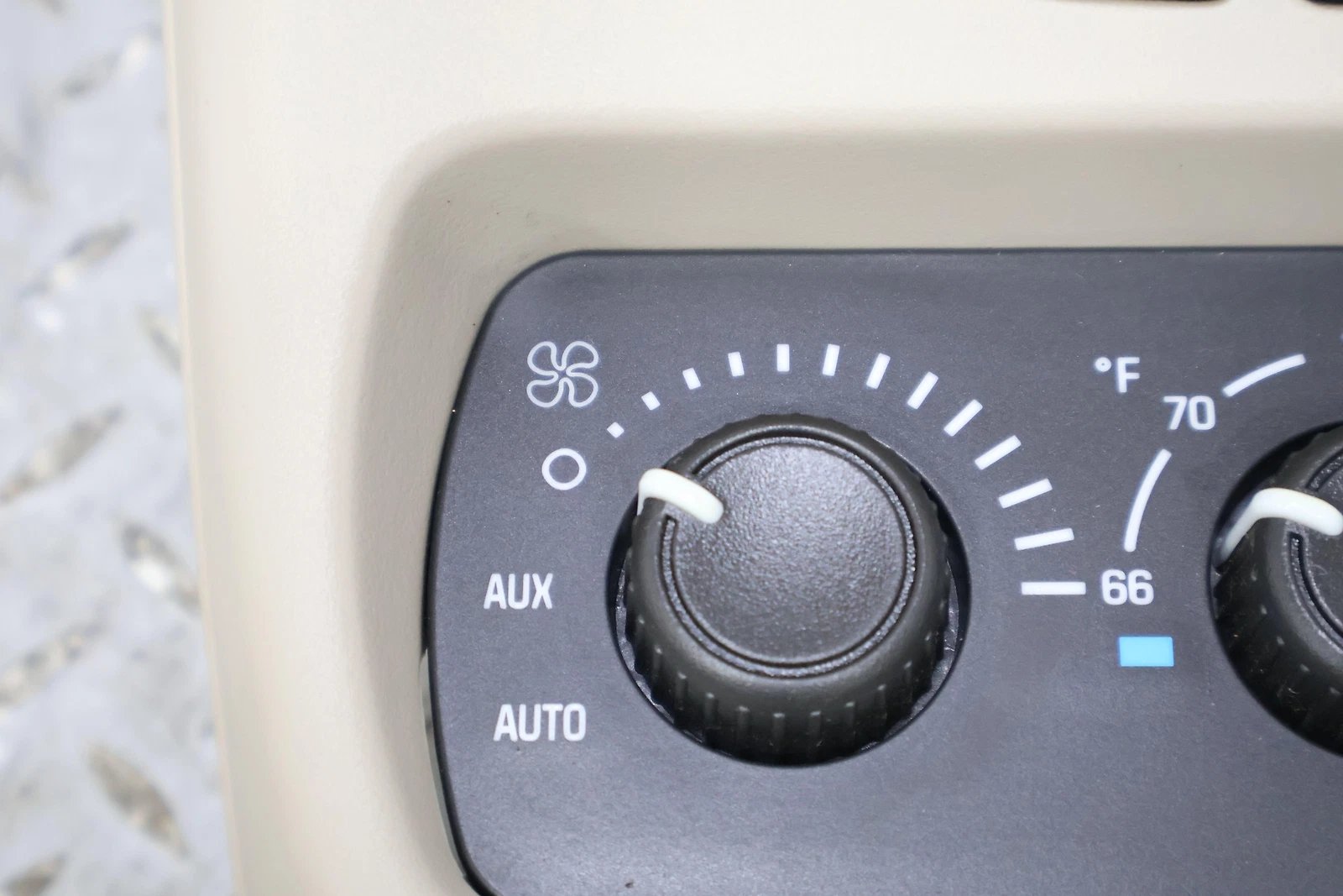 2006 Cadillac Escalade- Front Console