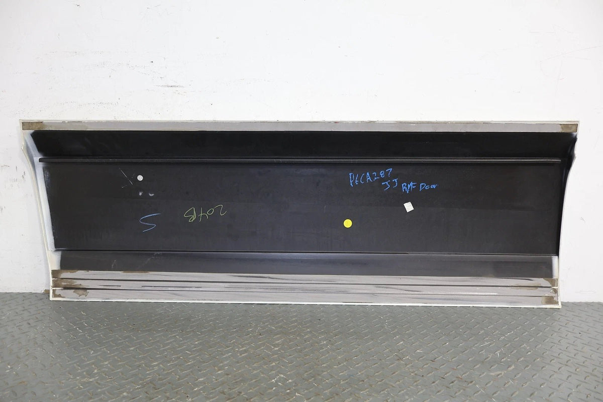 2006 Cadillac Escalade- Right Front Door Molding