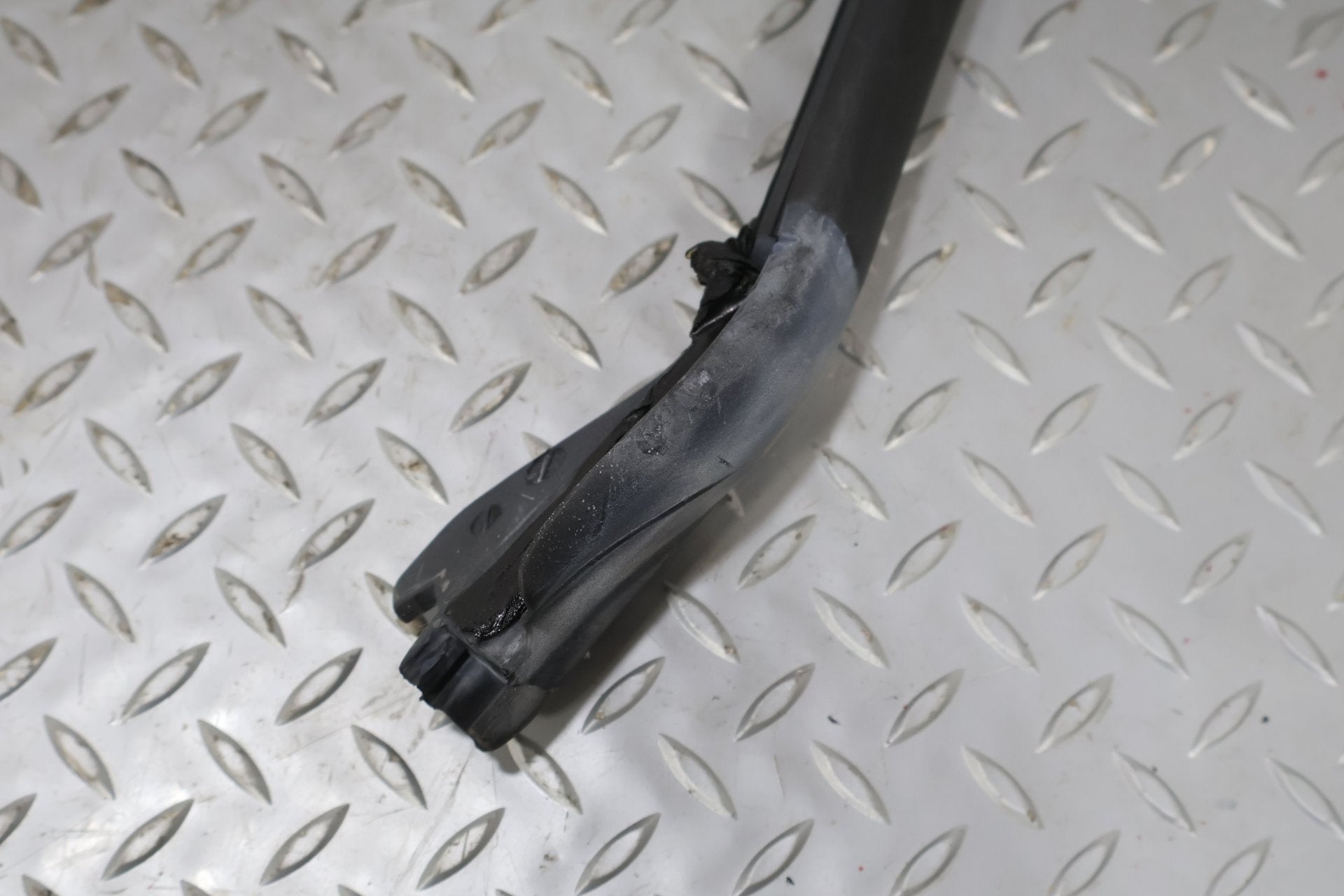 2006 Chevrolet Corvette C6- Windshield Weatherstrip Seal 20774936