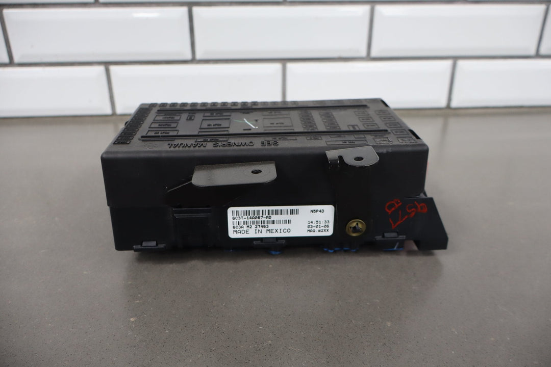 2006 Ford F - 250 Super Duty 6.0L Diesel Cabin Fuse Box Harley - Davidson Edition