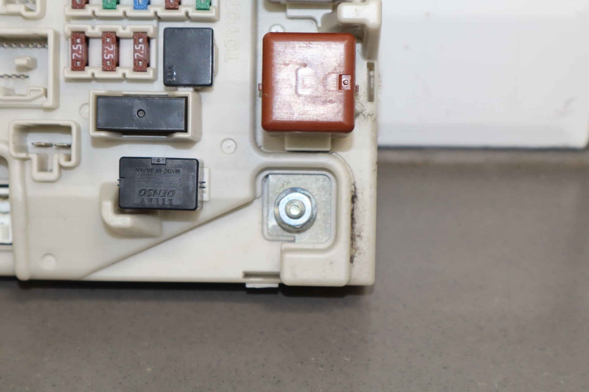 2006 Lexus LS430 F30 4.3L Cabin Fuse Box