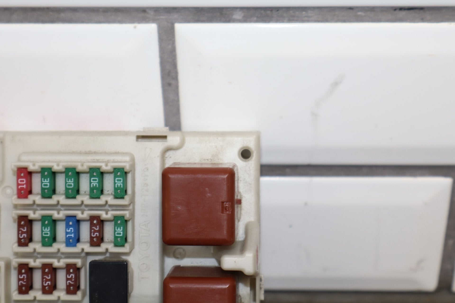 2006 Lexus LS430 F30 4.3L Cabin Fuse Box