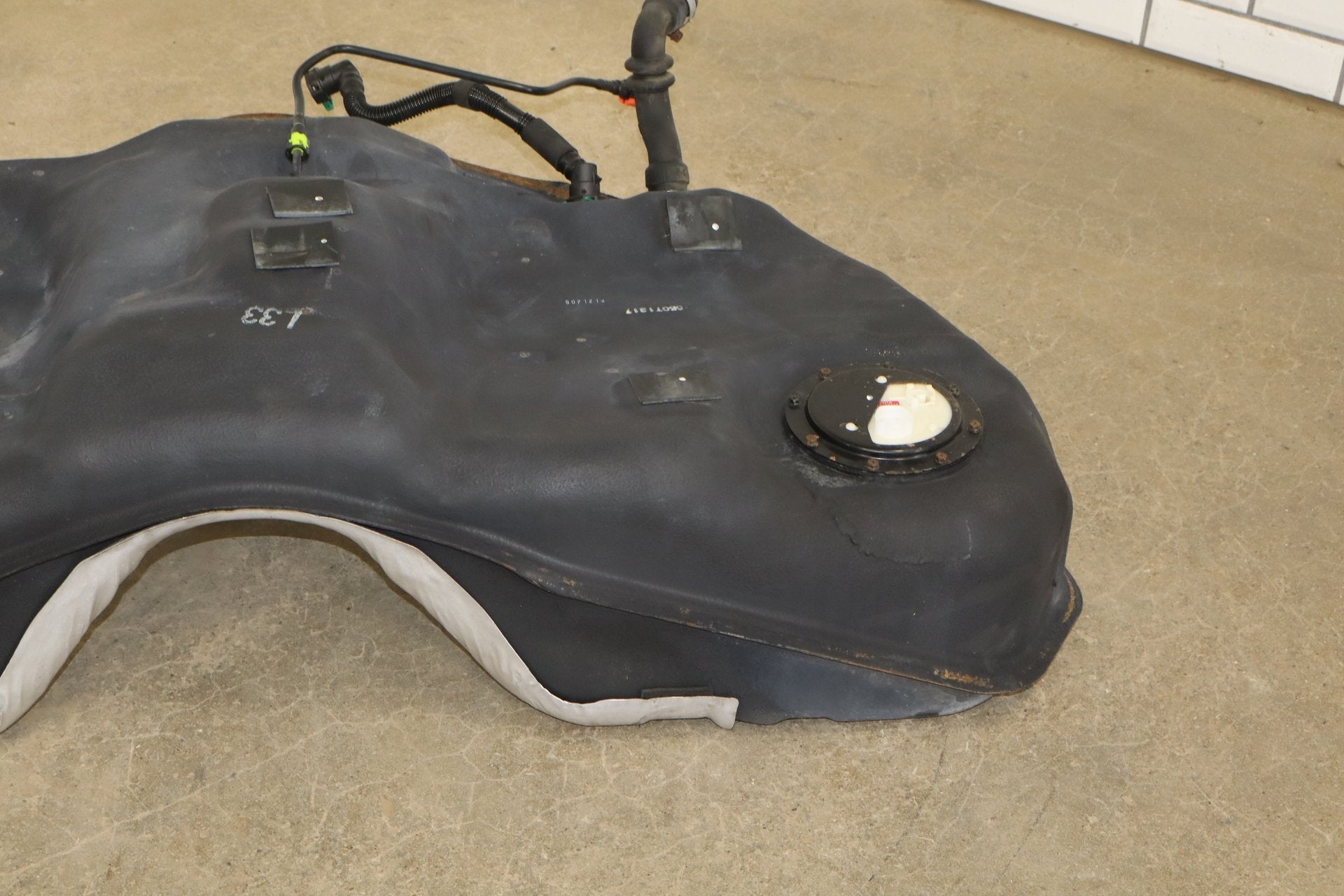 2006 Lexus LS430 Fuel Tank W/ Straps OEM